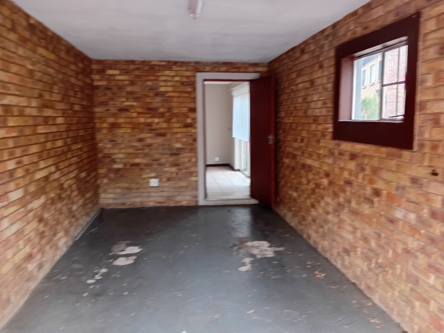 To Let 2 Bedroom Property for Rent in Die Hoewes Gauteng