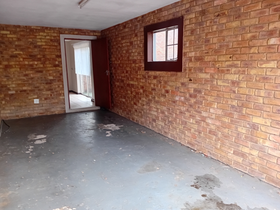 To Let 2 Bedroom Property for Rent in Die Hoewes Gauteng