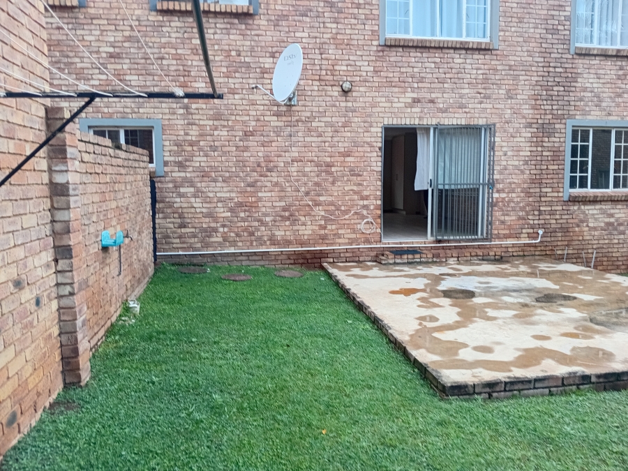 To Let 2 Bedroom Property for Rent in Die Hoewes Gauteng