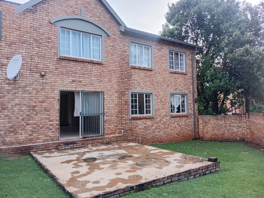 To Let 2 Bedroom Property for Rent in Die Hoewes Gauteng