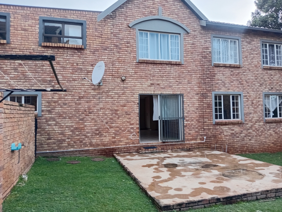 To Let 2 Bedroom Property for Rent in Die Hoewes Gauteng