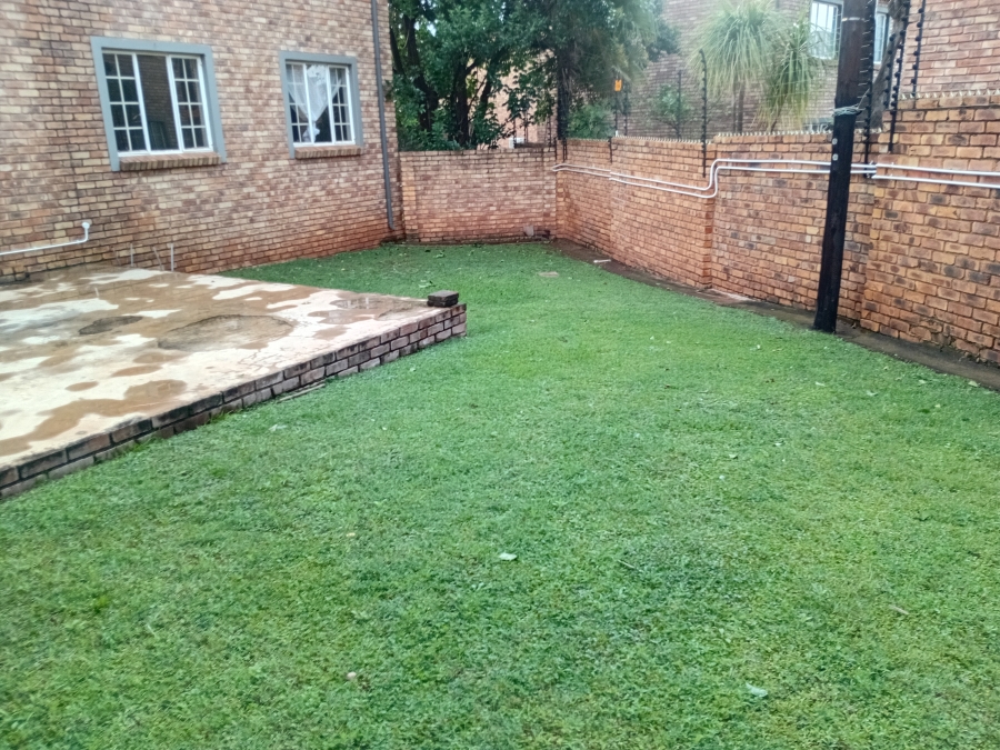 To Let 2 Bedroom Property for Rent in Die Hoewes Gauteng