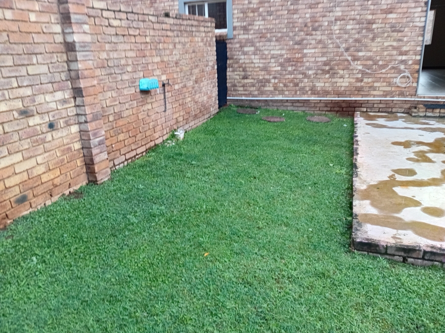 To Let 2 Bedroom Property for Rent in Die Hoewes Gauteng