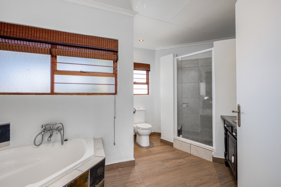 4 Bedroom Property for Sale in Magaliessig Gauteng