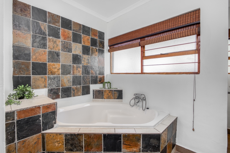 4 Bedroom Property for Sale in Magaliessig Gauteng