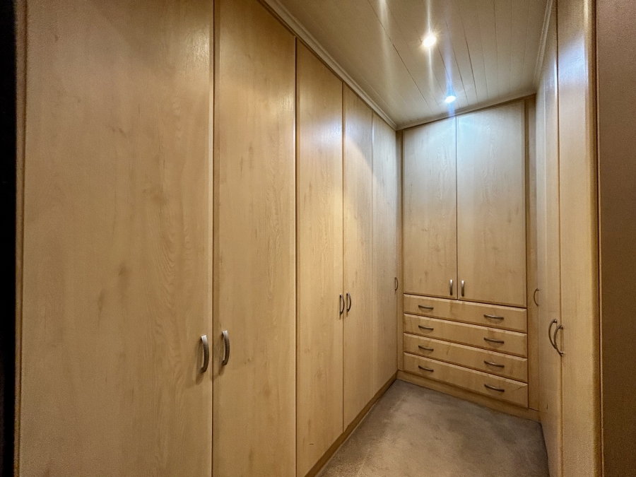 5 Bedroom Property for Sale in Glen Austin Gauteng