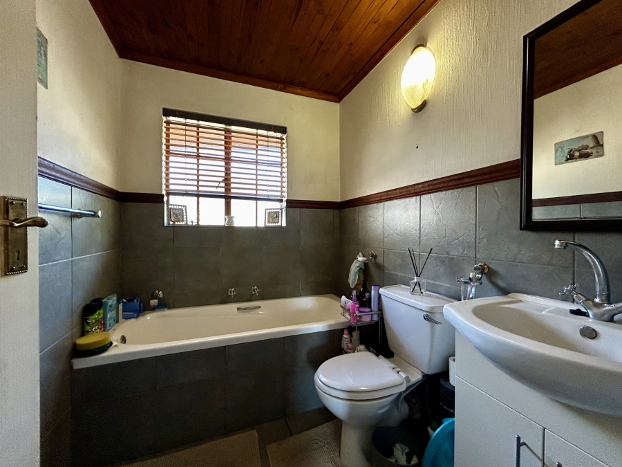 5 Bedroom Property for Sale in Glen Austin Gauteng