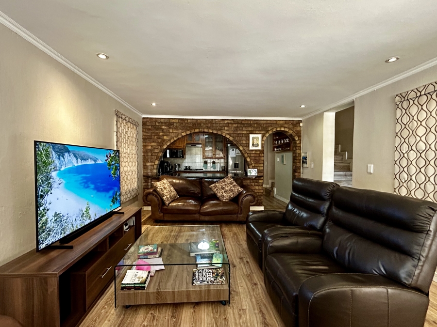 5 Bedroom Property for Sale in Glen Austin Gauteng