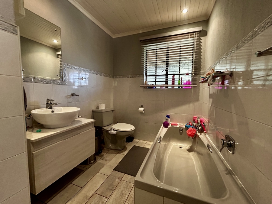 5 Bedroom Property for Sale in Glen Austin Gauteng