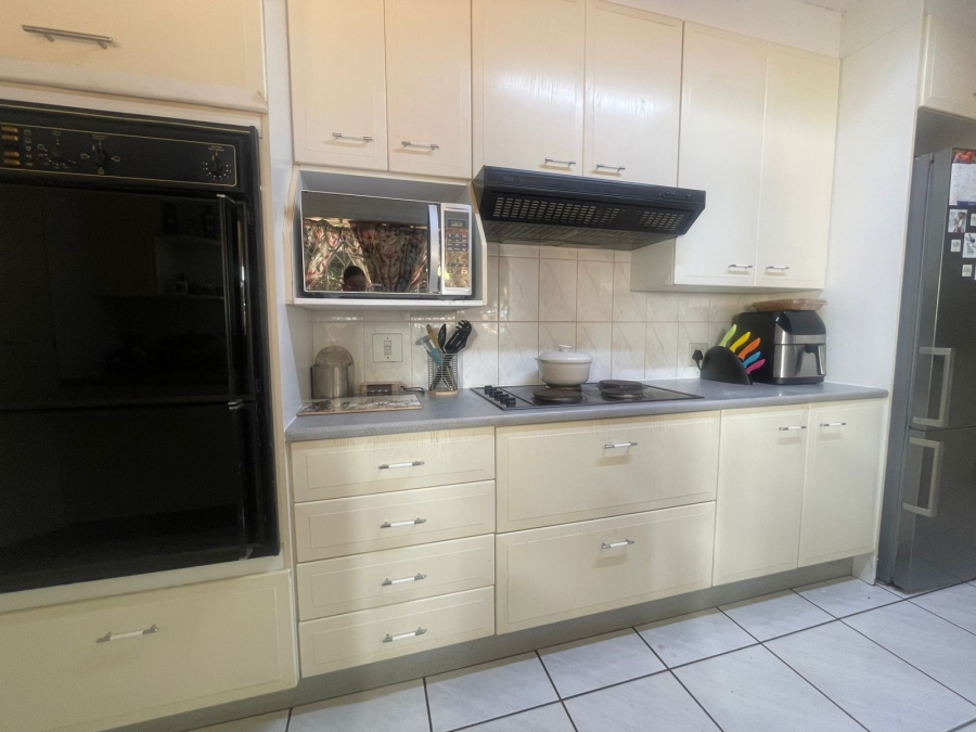 5 Bedroom Property for Sale in Wilro Park Gauteng