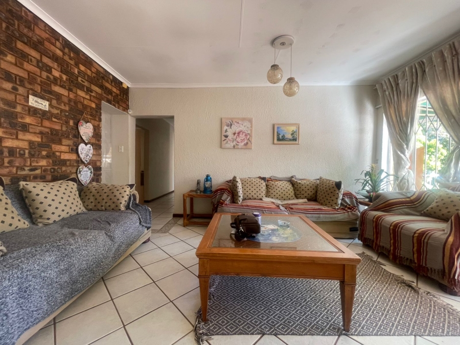 5 Bedroom Property for Sale in Wilro Park Gauteng
