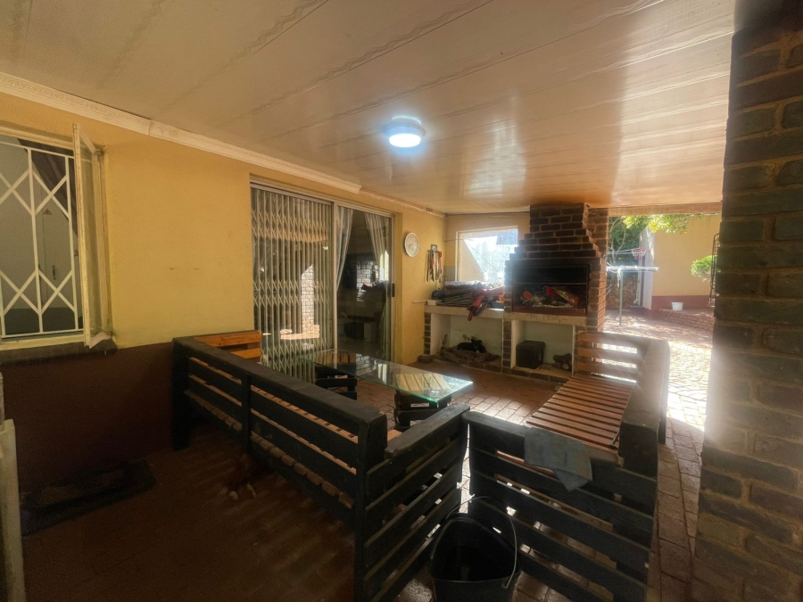 5 Bedroom Property for Sale in Wilro Park Gauteng