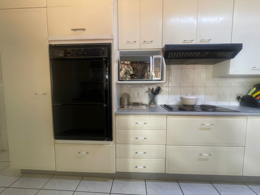 5 Bedroom Property for Sale in Wilro Park Gauteng