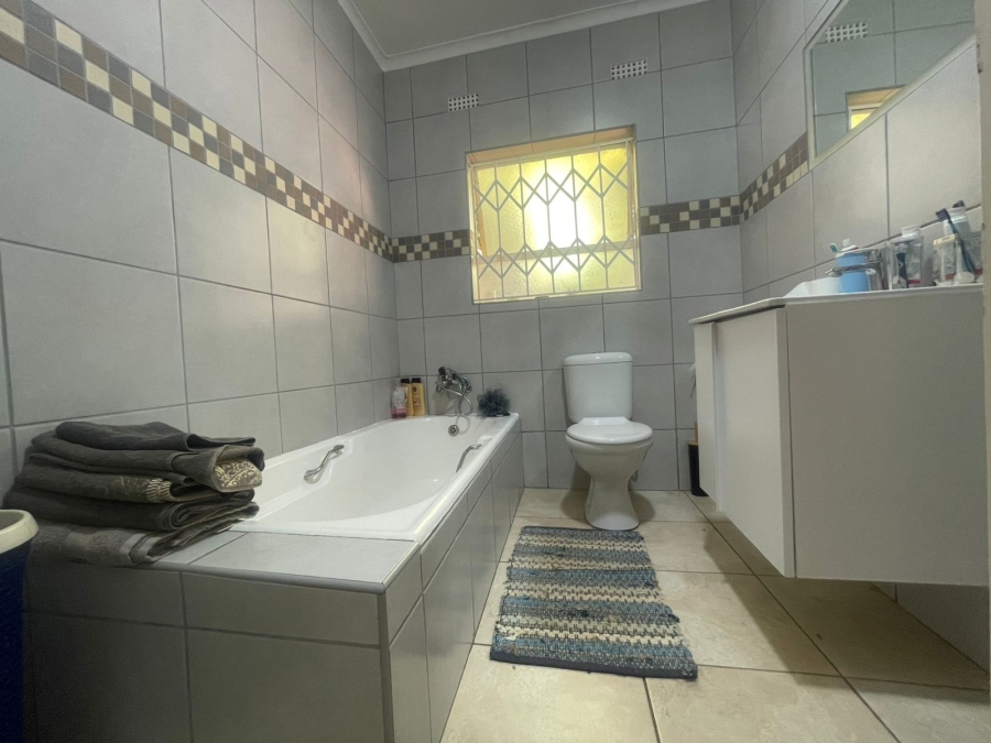 5 Bedroom Property for Sale in Wilro Park Gauteng