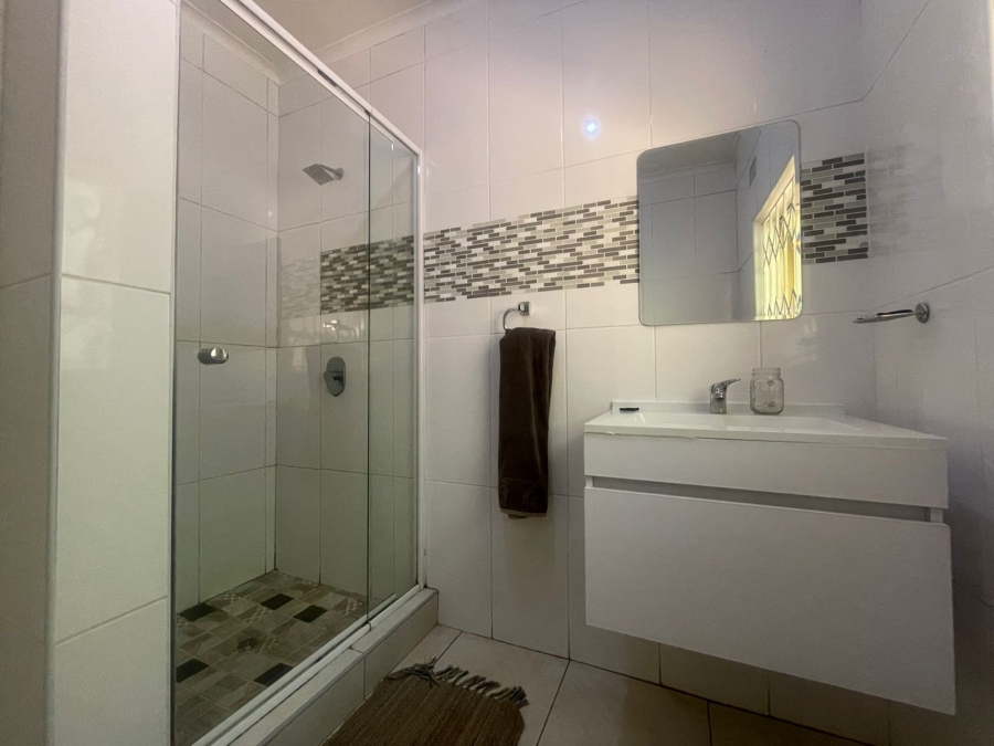 5 Bedroom Property for Sale in Wilro Park Gauteng