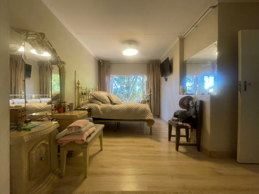 5 Bedroom Property for Sale in Wilro Park Gauteng