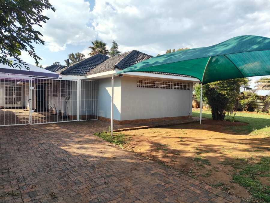 To Let 3 Bedroom Property for Rent in Risiville Gauteng