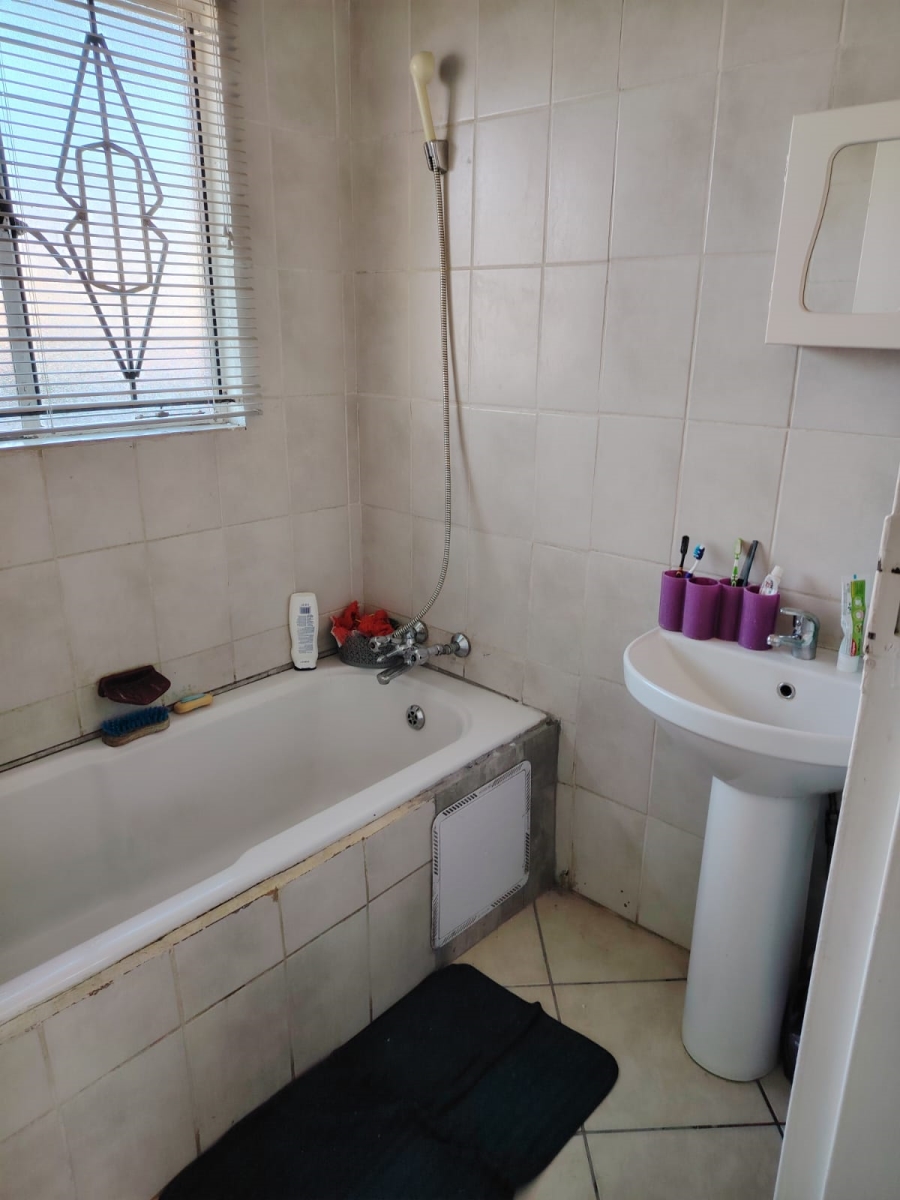 2 Bedroom Property for Sale in Unitas Park Gauteng