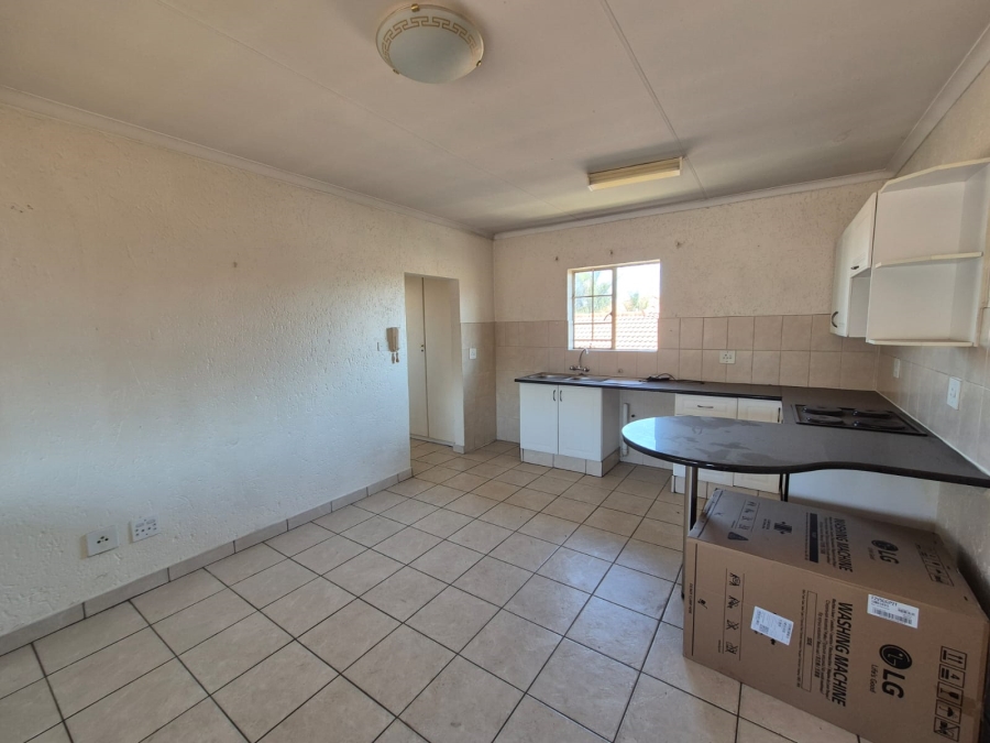 To Let 1 Bedroom Property for Rent in Kenleaf Gauteng