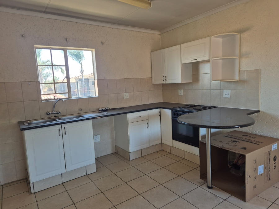 To Let 1 Bedroom Property for Rent in Kenleaf Gauteng