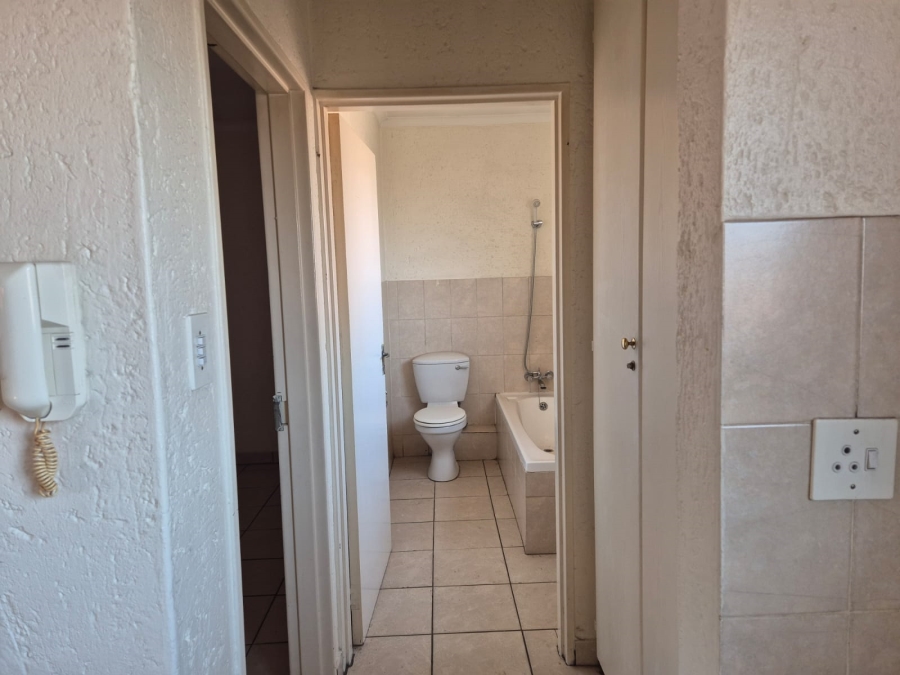To Let 1 Bedroom Property for Rent in Kenleaf Gauteng