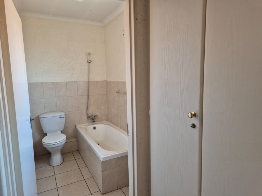 To Let 1 Bedroom Property for Rent in Kenleaf Gauteng