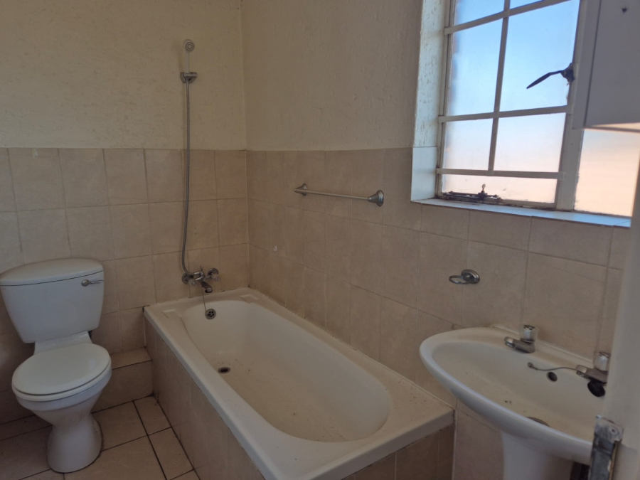To Let 1 Bedroom Property for Rent in Kenleaf Gauteng