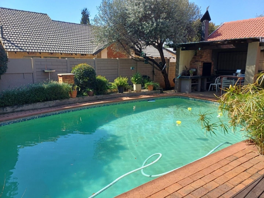 3 Bedroom Property for Sale in Buurendal Gauteng