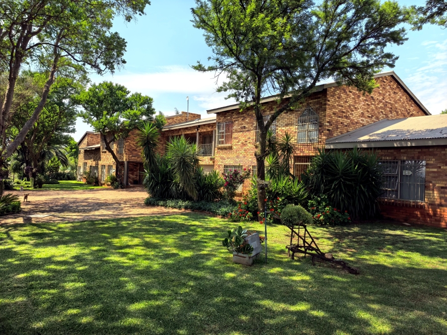 7 Bedroom Property for Sale in Bashewa A H Gauteng