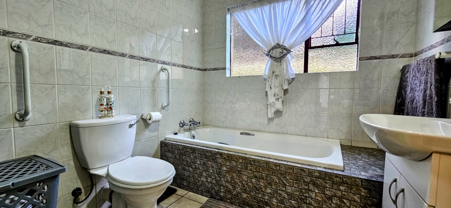 3 Bedroom Property for Sale in Three Rivers Proper Gauteng