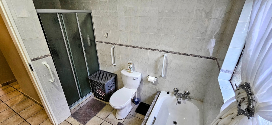 3 Bedroom Property for Sale in Three Rivers Proper Gauteng