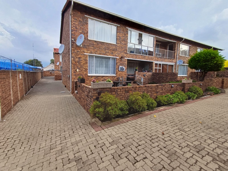 To Let 2 Bedroom Property for Rent in New Redruth Gauteng