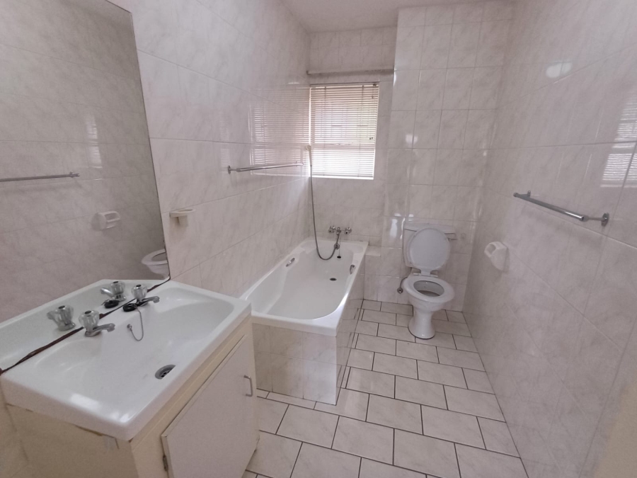 To Let 2 Bedroom Property for Rent in New Redruth Gauteng