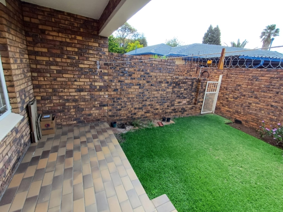 To Let 2 Bedroom Property for Rent in New Redruth Gauteng