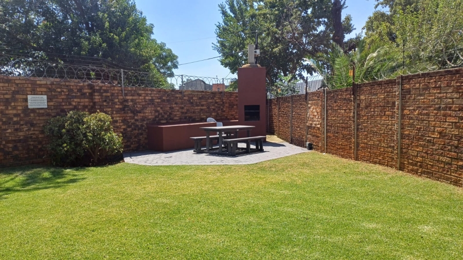 To Let 2 Bedroom Property for Rent in New Redruth Gauteng