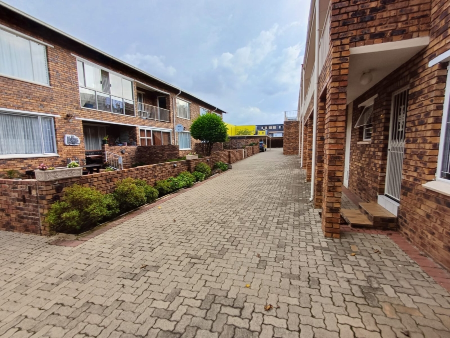 To Let 2 Bedroom Property for Rent in New Redruth Gauteng