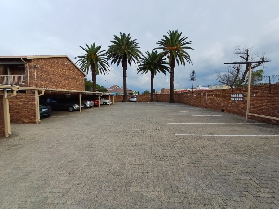 To Let 2 Bedroom Property for Rent in New Redruth Gauteng