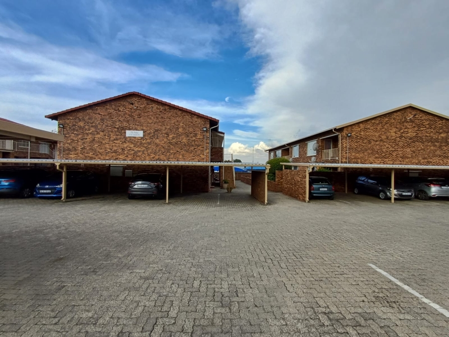 To Let 2 Bedroom Property for Rent in New Redruth Gauteng