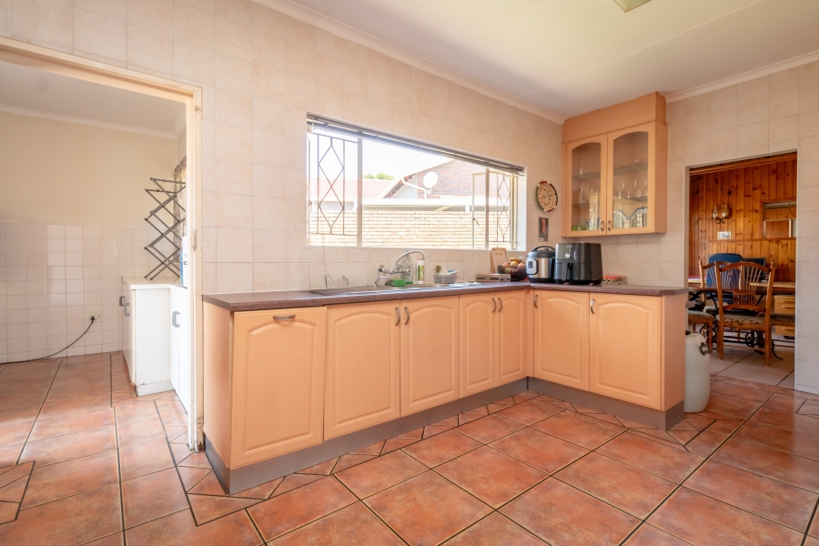 To Let 4 Bedroom Property for Rent in Wilro Park Gauteng