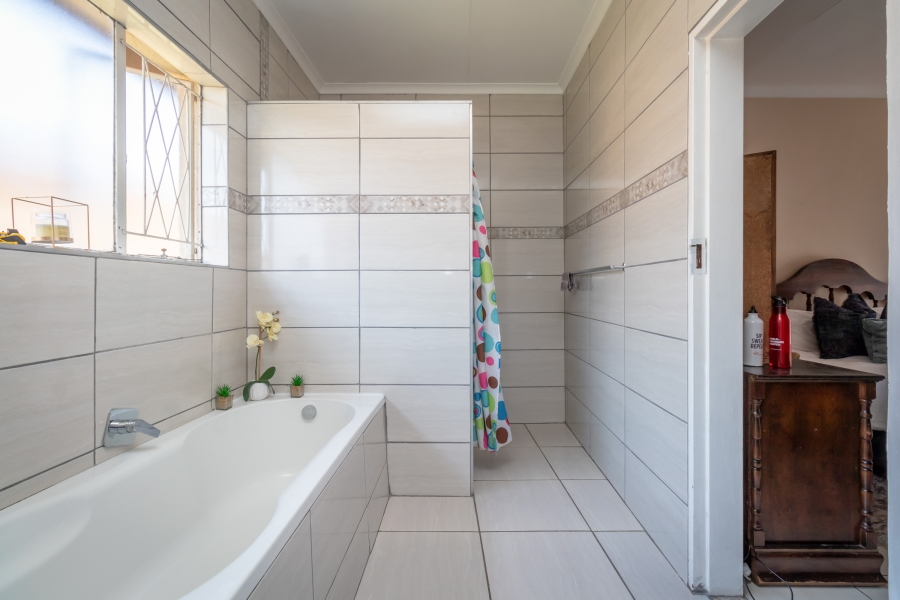 To Let 4 Bedroom Property for Rent in Wilro Park Gauteng