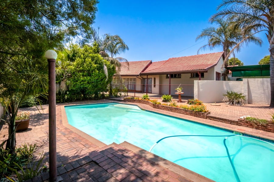 To Let 4 Bedroom Property for Rent in Wilro Park Gauteng