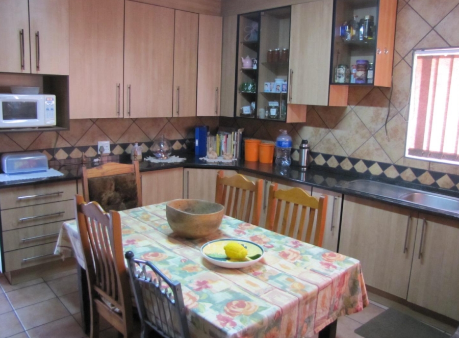 5 Bedroom Property for Sale in Flora Gardens Gauteng