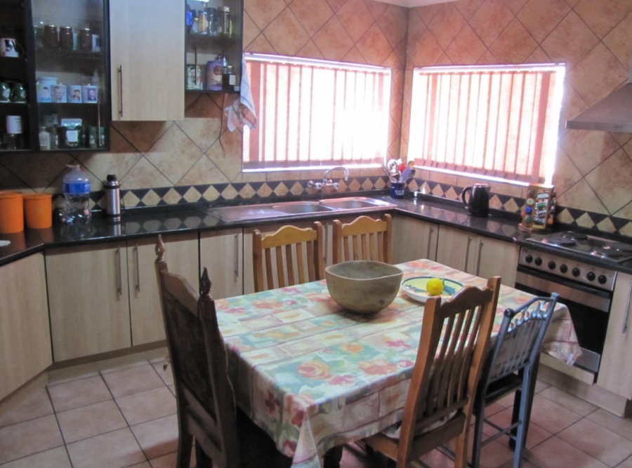 5 Bedroom Property for Sale in Flora Gardens Gauteng