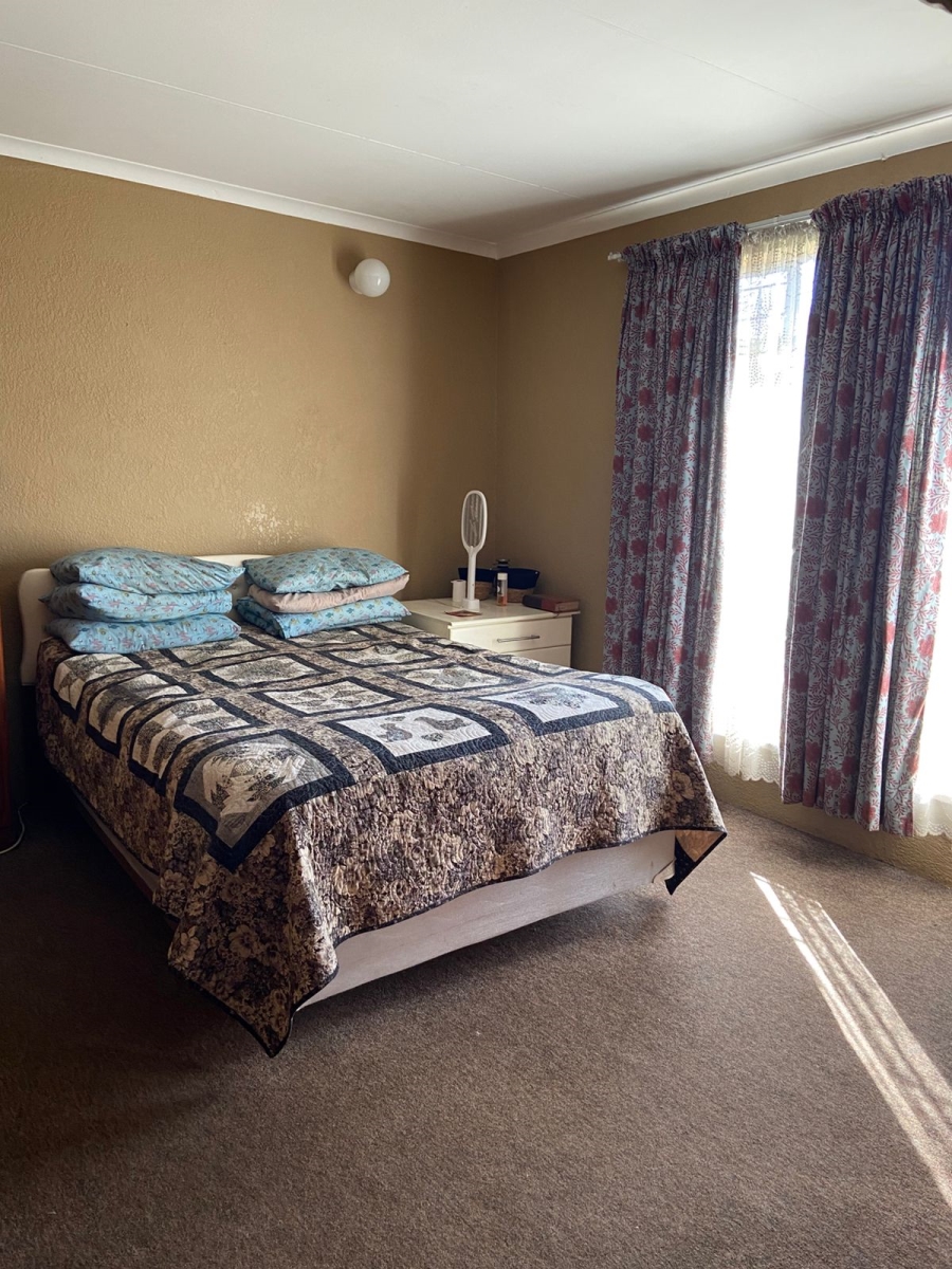 5 Bedroom Property for Sale in Flora Gardens Gauteng