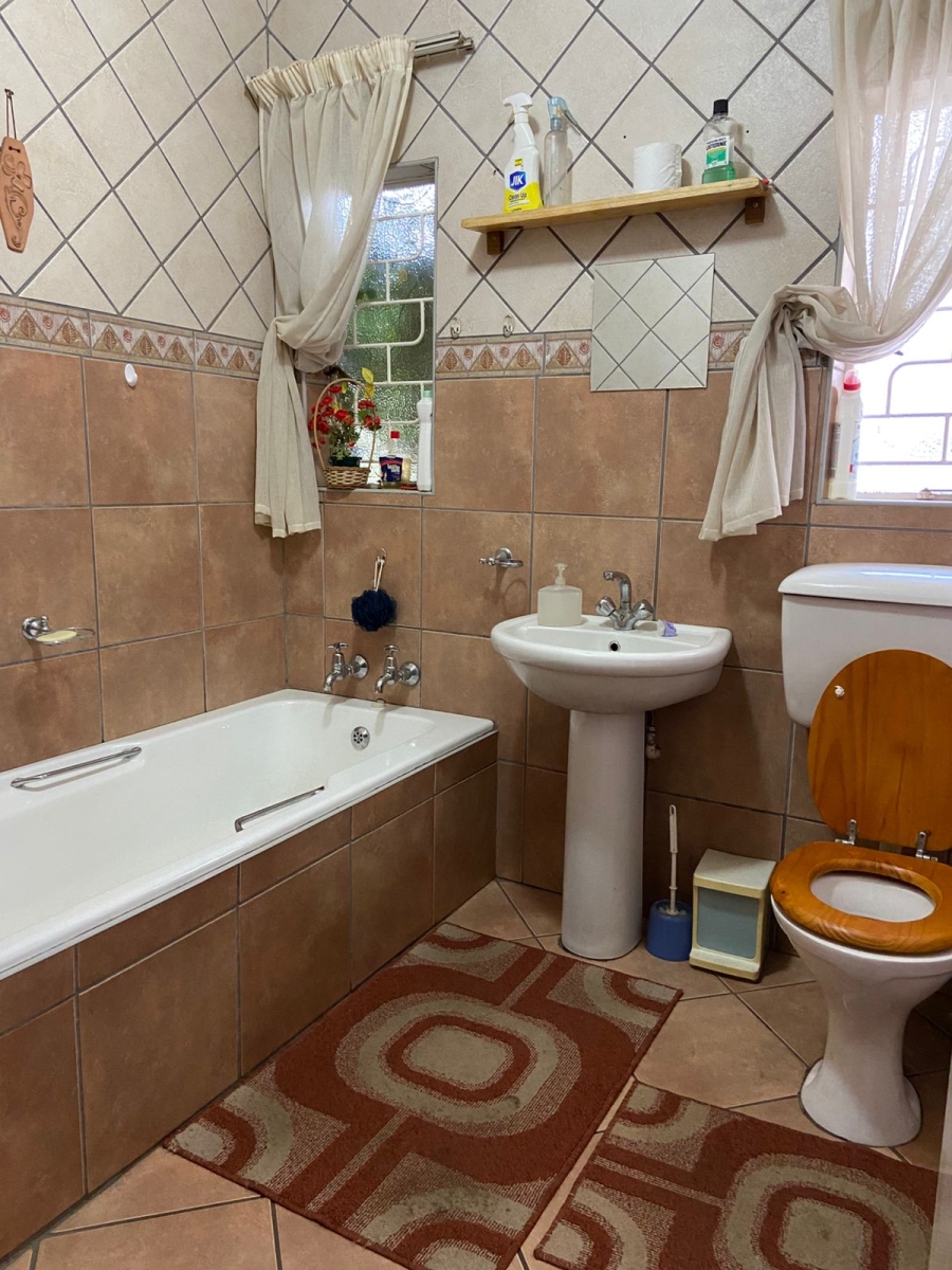5 Bedroom Property for Sale in Flora Gardens Gauteng