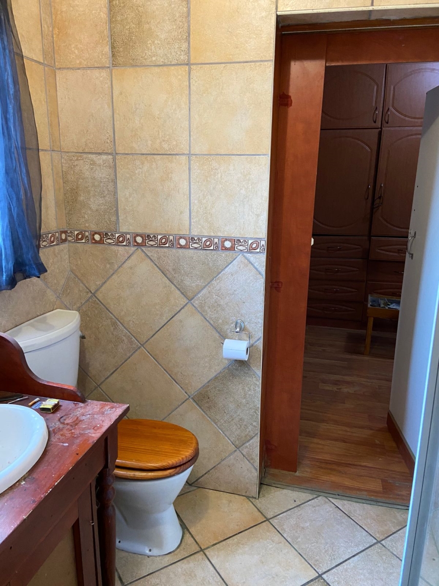 5 Bedroom Property for Sale in Flora Gardens Gauteng