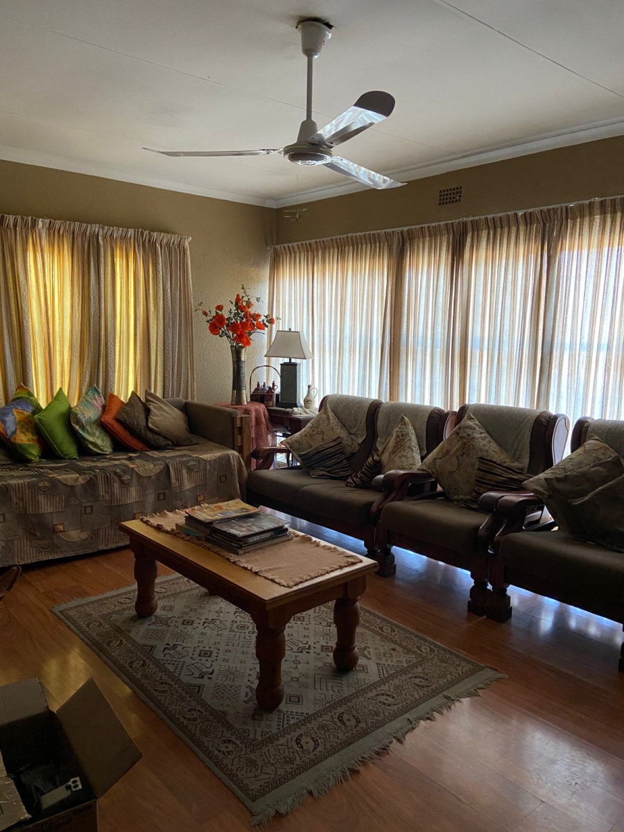 5 Bedroom Property for Sale in Flora Gardens Gauteng