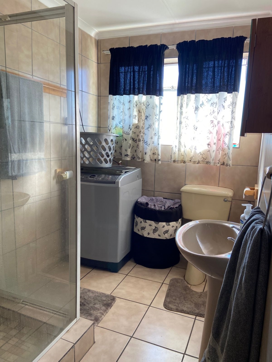 5 Bedroom Property for Sale in Flora Gardens Gauteng