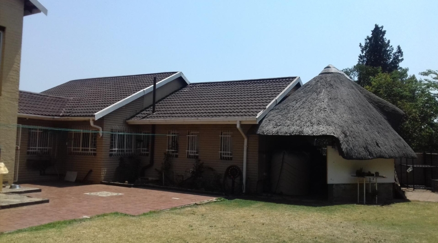 5 Bedroom Property for Sale in Flora Gardens Gauteng