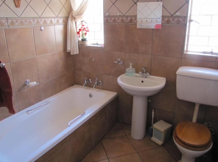 5 Bedroom Property for Sale in Flora Gardens Gauteng